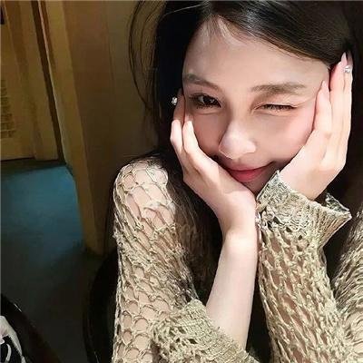 给小酒馆女子喝高杯酒